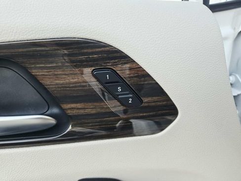 Used 2022 Chrysler Pacifica Limited AWD/4WD image 35