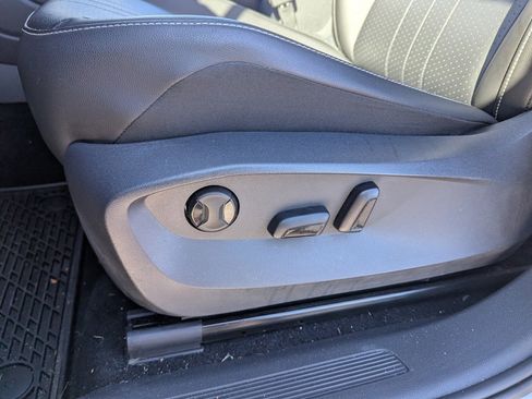 Used 2022 Volkswagen Tiguan SE image 11