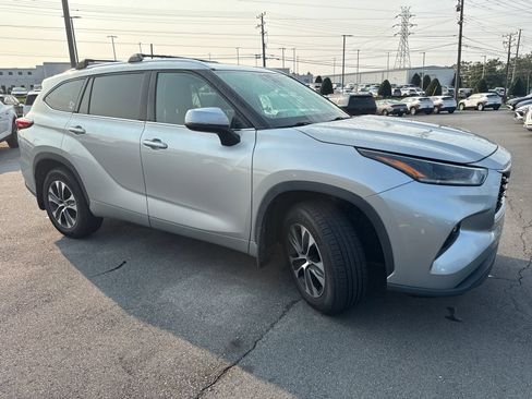 Used 2021 Toyota Highlander XLE AWD/4WD image 5