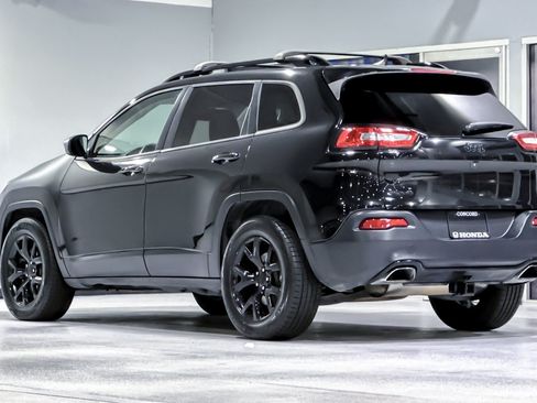 Used 2016 Jeep Cherokee Latitude w/ Cold Weather Group AWD/4WD image 3
