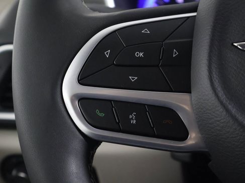 Used 2024 Chrysler Pacifica Touring-L image 39