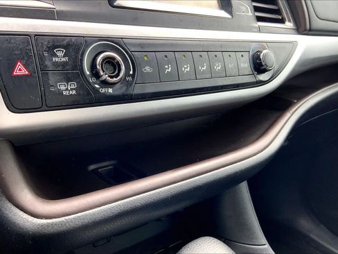 Used 2018 Toyota Highlander LE FWD image 35