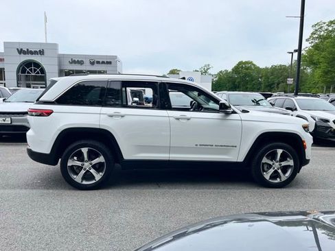Used 2023 Jeep Grand Cherokee Limited w/ Luxury Tech Group II AWD/4WD image 5