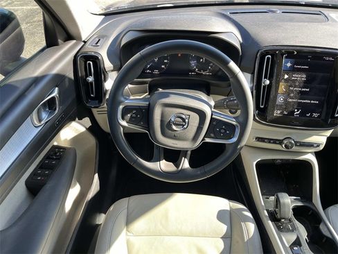 Used 2022 Volvo XC40 T5 Momentum w/ Premium Package image 14