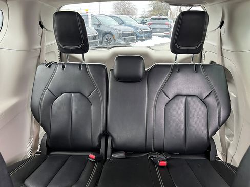 Used 2023 Chrysler Pacifica Touring-L image 28
