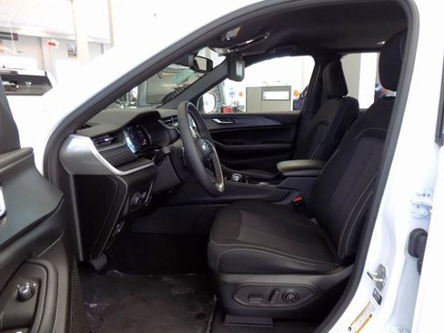 Used 2024 Jeep Grand Cherokee Laredo w/ MOPAR Finishing Package image 16