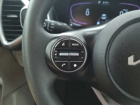 Used 2025 Kia Soul LX w/ LX Technology Package FWD image 25