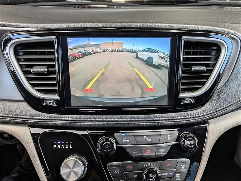 Used 2024 Chrysler Pacifica Limited FWD image 24