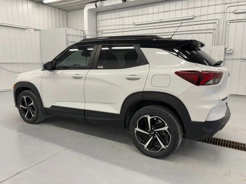 Used 2021 Chevrolet TrailBlazer RS w/ Technology Package FWD image 3
