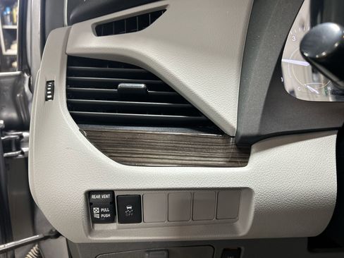 Used 2018 Toyota Sienna XLE Premium image 19