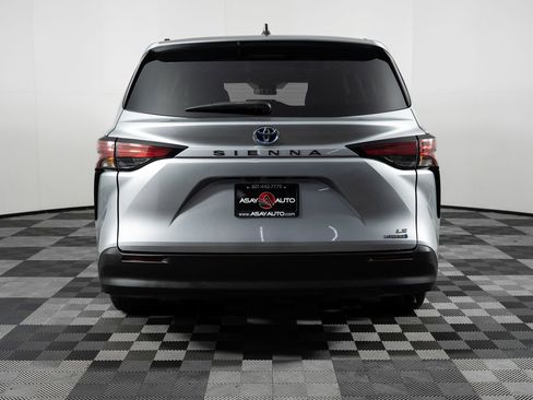 Used 2022 Toyota Sienna LE image 6