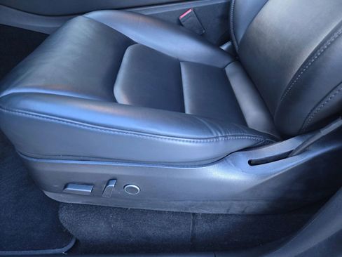 Used 2021 Tesla Model Y Long Range image 14