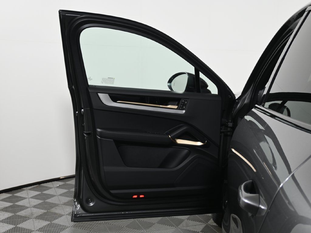 Used 2026 Porsche Cayenne Coupe AWD/4WD image 31