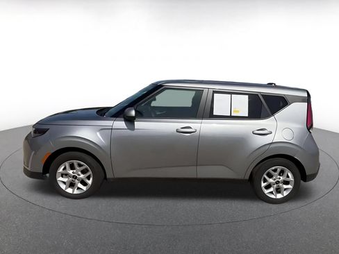 Used 2025 Kia Soul LX w/ LX Technology Package FWD image 9