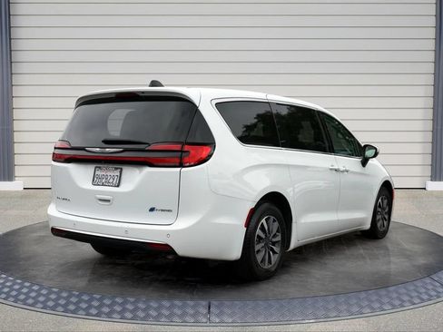 Used 2023 Chrysler Pacifica Touring-L FWD image 7