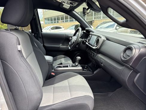 Used 2020 Toyota Tacoma TRD Off-Road w/ Technology Package image 30