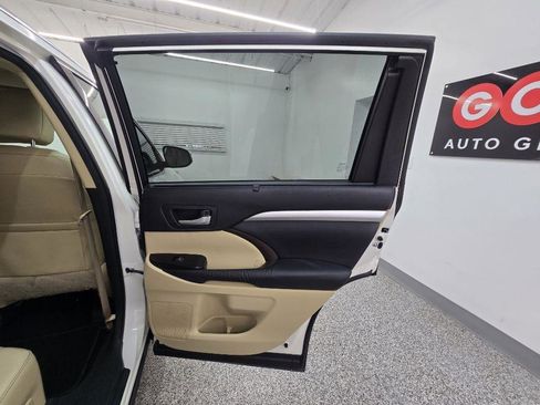 Used 2015 Toyota Highlander XLE FWD image 29
