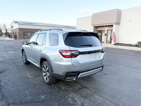 Used 2025 Honda Pilot Touring image 8