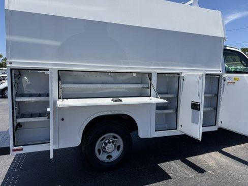 Used 2017 Chevrolet Express 3500 RWD image 12