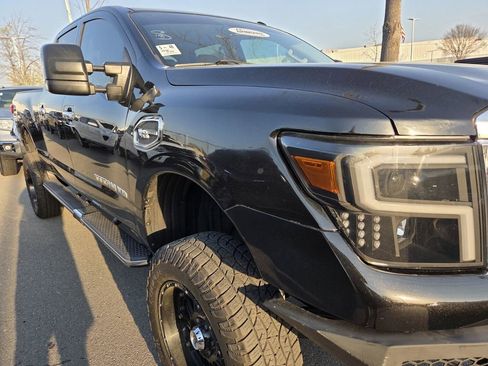 Used 2018 Nissan Titan SV w/ SV Convenience Package image 3