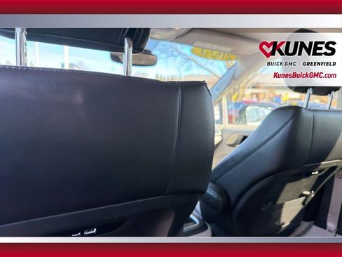 Used 2024 Chrysler Pacifica Touring-L image 39