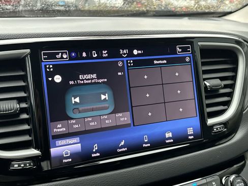 Certified 2024 Chrysler Pacifica Touring-L image 18