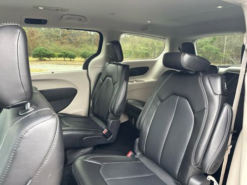 Used 2024 Chrysler Pacifica Touring-L image 6
