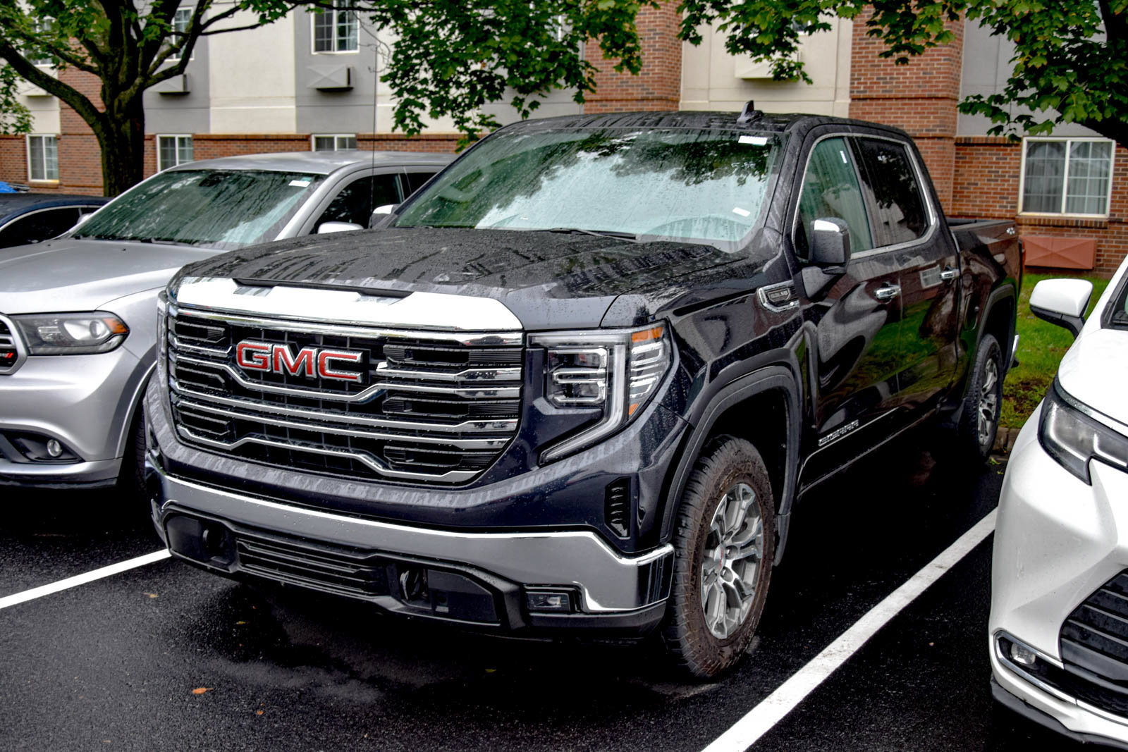 Used 2025 GMC Sierra 1500 SLT AWD/4WD image 12