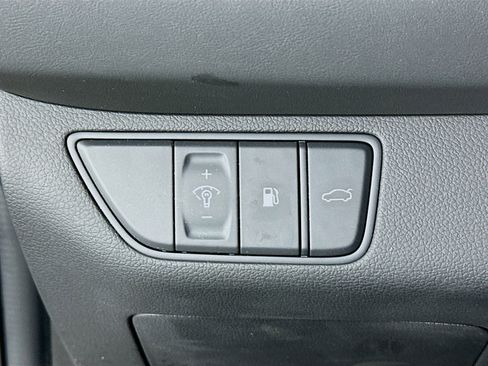 Used 2025 Genesis G70 2.5T image 16