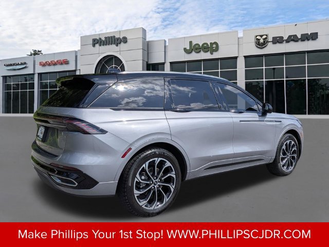 Used 2025 Lincoln Nautilus Reserve AWD/4WD image 3