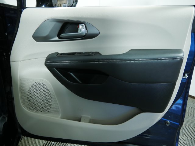 Used 2024 Chrysler Pacifica Touring-L AWD/4WD image 11