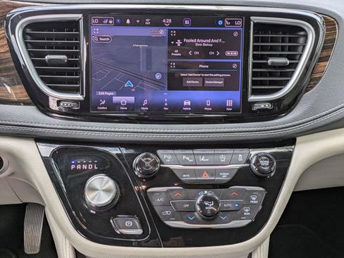 Used 2022 Chrysler Pacifica Limited FWD image 22