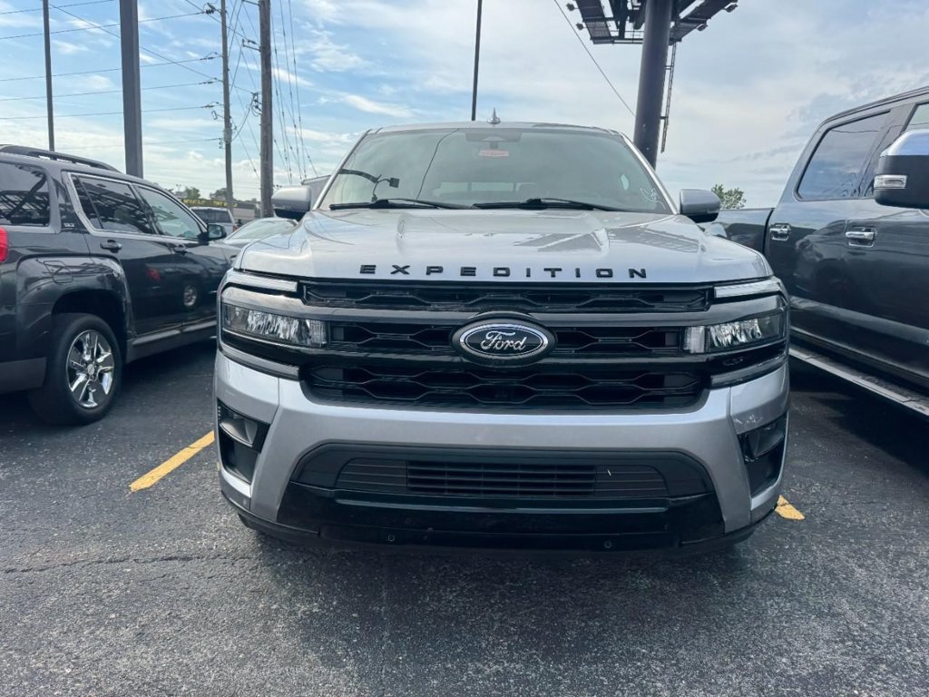 Used 2024 Ford Expedition Limited AWD/4WD image 5