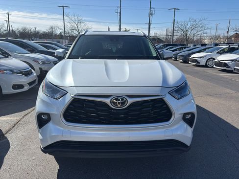 Used 2023 Toyota Highlander XLE image 2