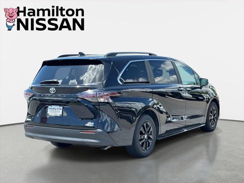 Used 2024 Toyota Sienna XLE FWD image 2