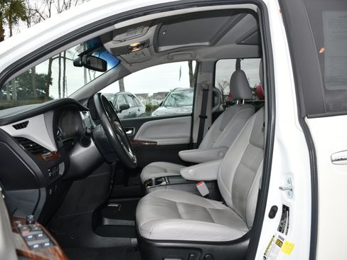 Used 2017 Toyota Sienna Limited Premium image 7