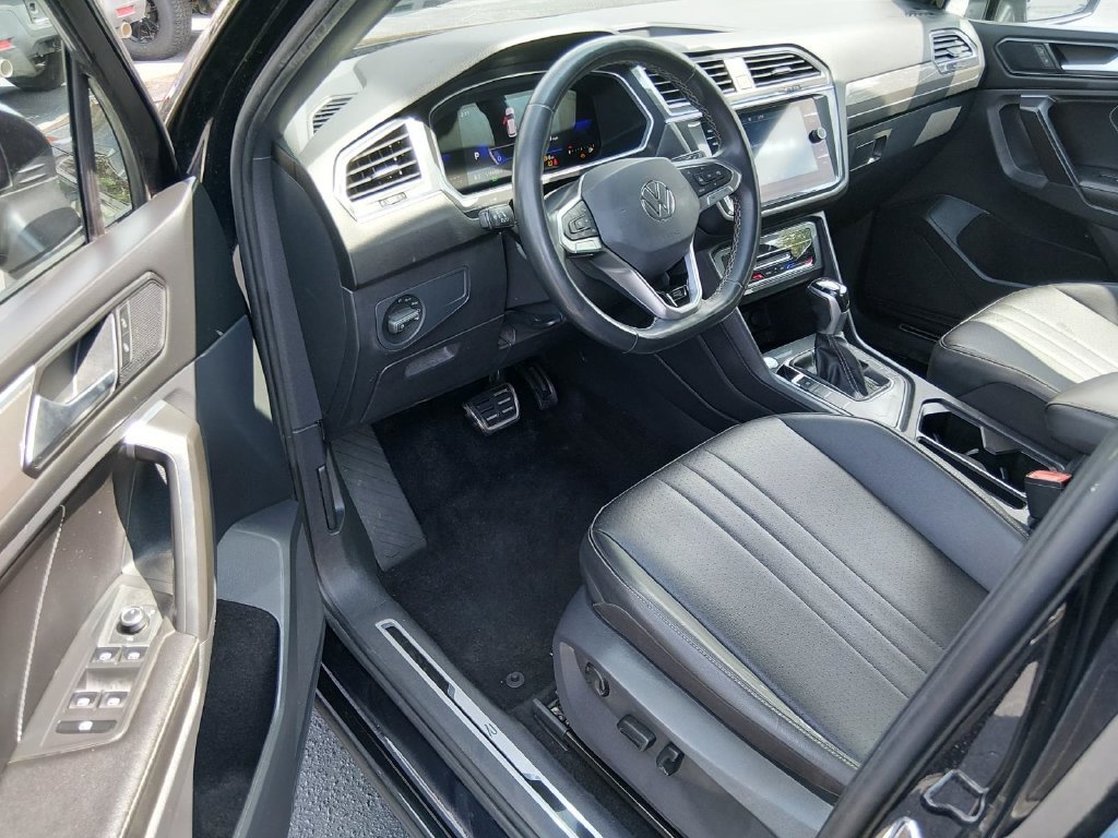 Used 2023 Volkswagen Tiguan SE R-Line FWD image 10
