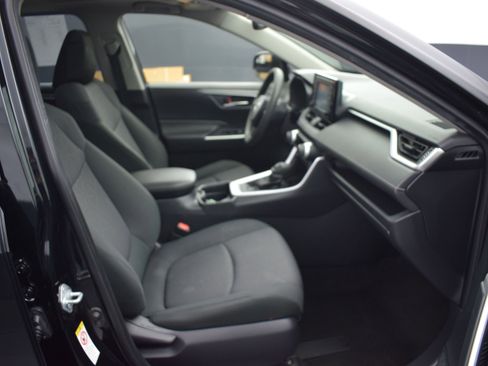 Used 2019 Toyota RAV4 XLE image 10