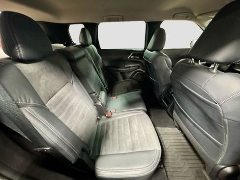 Used 2023 Mitsubishi Outlander SE image 28