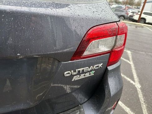 Used 2017 Subaru Outback 2.5i Premium image 12