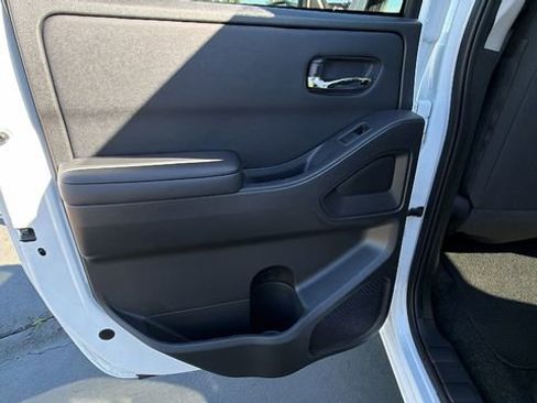 Used 2025 Nissan Frontier SV w/ SV Convenience Package image 14