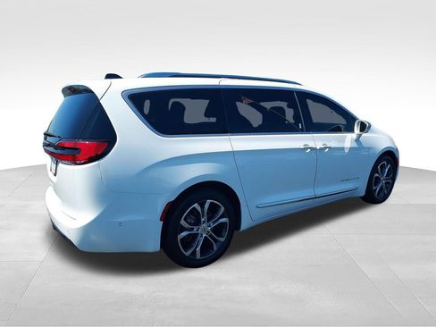 Used 2024 Chrysler Pacifica Pinnacle w/ Trailer Tow Group FWD image 5