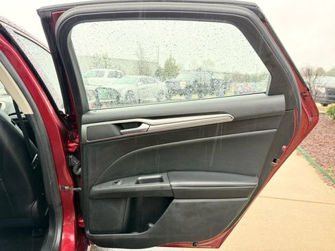 Used 2018 Ford Fusion SE image 19