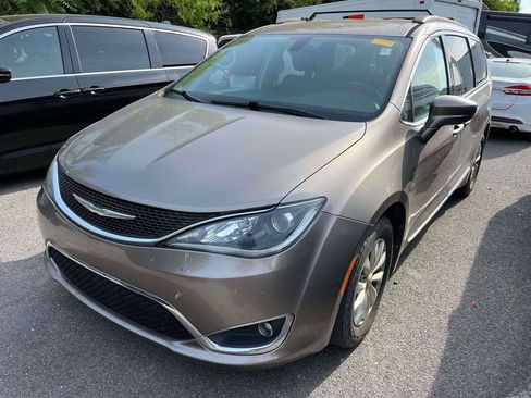 Used 2017 Chrysler Pacifica Touring-L FWD image 4
