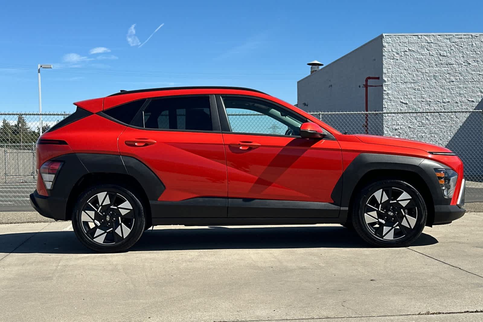 Used 2024 Hyundai Kona SEL FWD image 2
