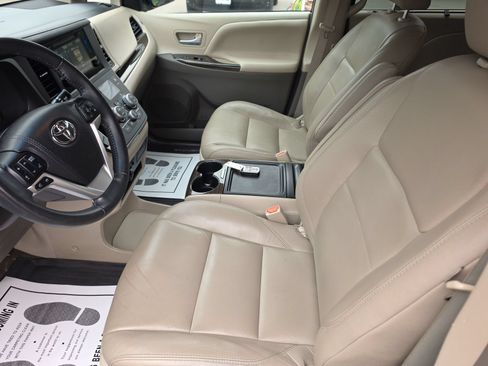 Used 2017 Toyota Sienna XLE FWD image 10