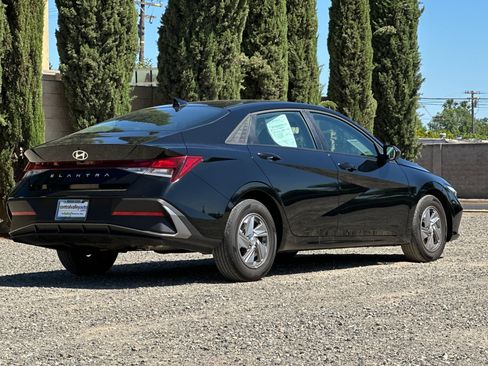 Used 2025 Hyundai Elantra SE FWD image 4