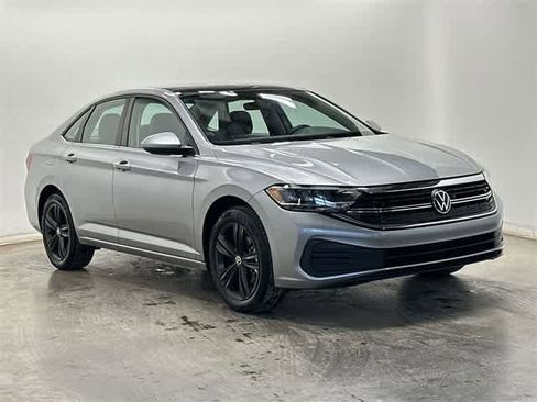 Certified 2023 Volkswagen Jetta SE w/ Panoramic Sunroof Package image 32