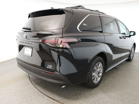 Used 2025 Toyota Sienna LE image 4