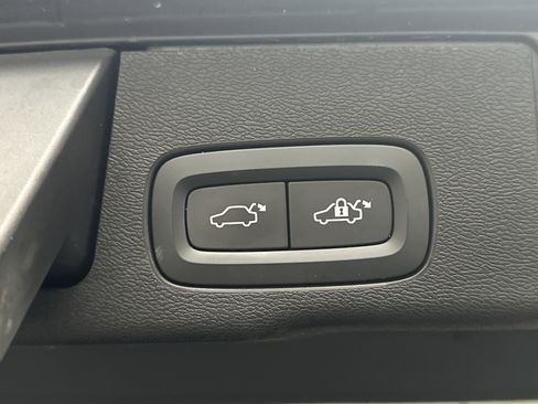 Used 2018 Volvo XC60 T5 Momentum w/ Convenience Package image 16